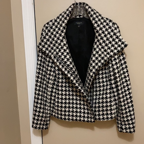 Houndstooth coat. So many ways to wear this coat collar wise. Zipper/ pockets - Picture 3 of 7